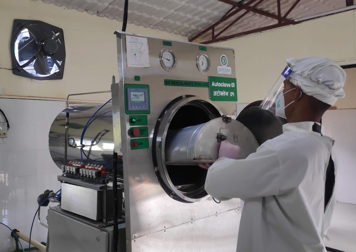HECAF360_medical worker_autoclave01